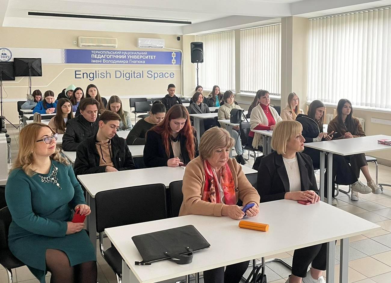 Студенти та викладачі слухають лекцію Марії Пачковської